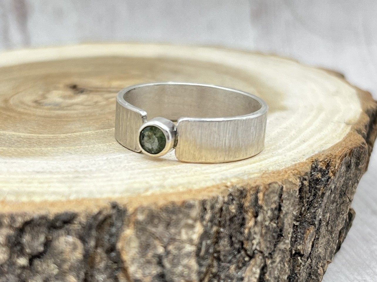 Zöld turmalin sterling ezüst gyűrű – modern, karakteres forma - Image 4