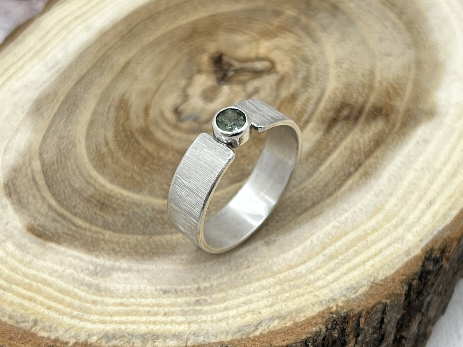 Zöld turmalin sterling ezüst gyűrű – modern, karakteres forma - Image 3