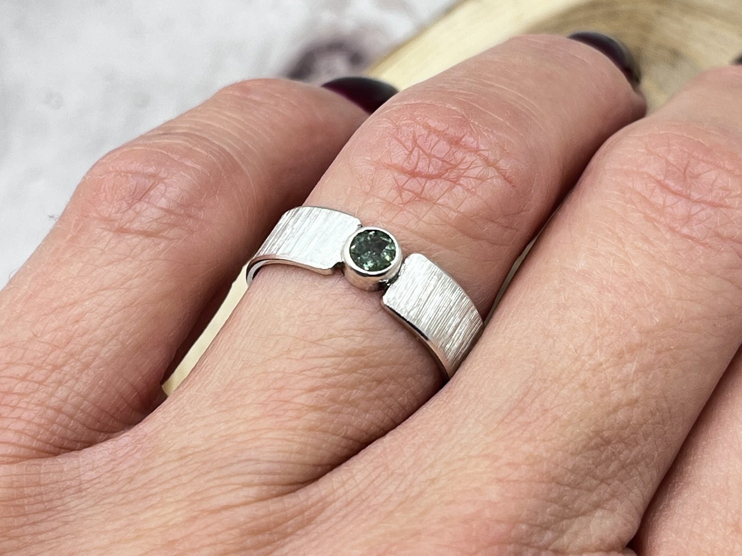 Zöld turmalin sterling ezüst gyűrű – modern, karakteres forma - Image 2