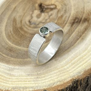 Zöld turmalin sterling ezüst gyűrű – modern, karakteres forma