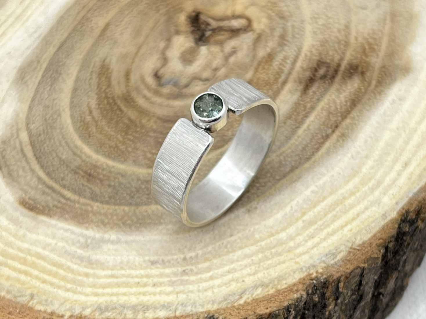Zöld turmalin sterling ezüst gyűrű – modern, karakteres forma